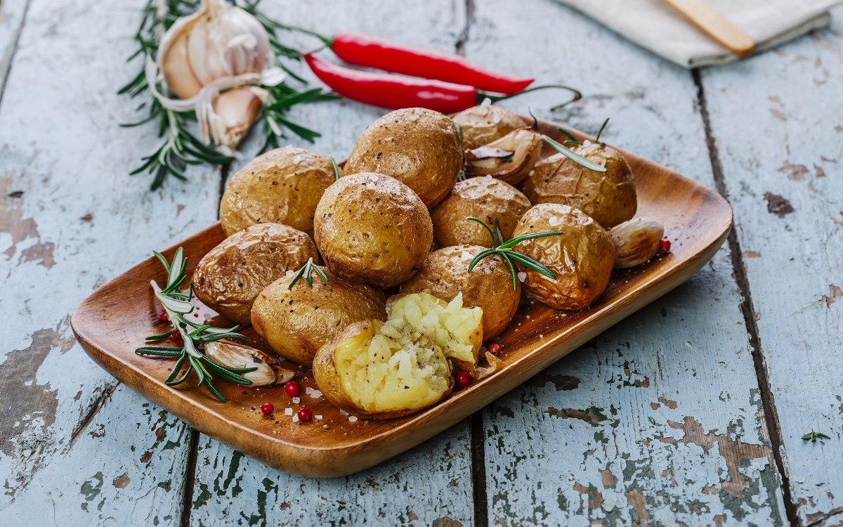 Картофель, запечённый с салом и луком